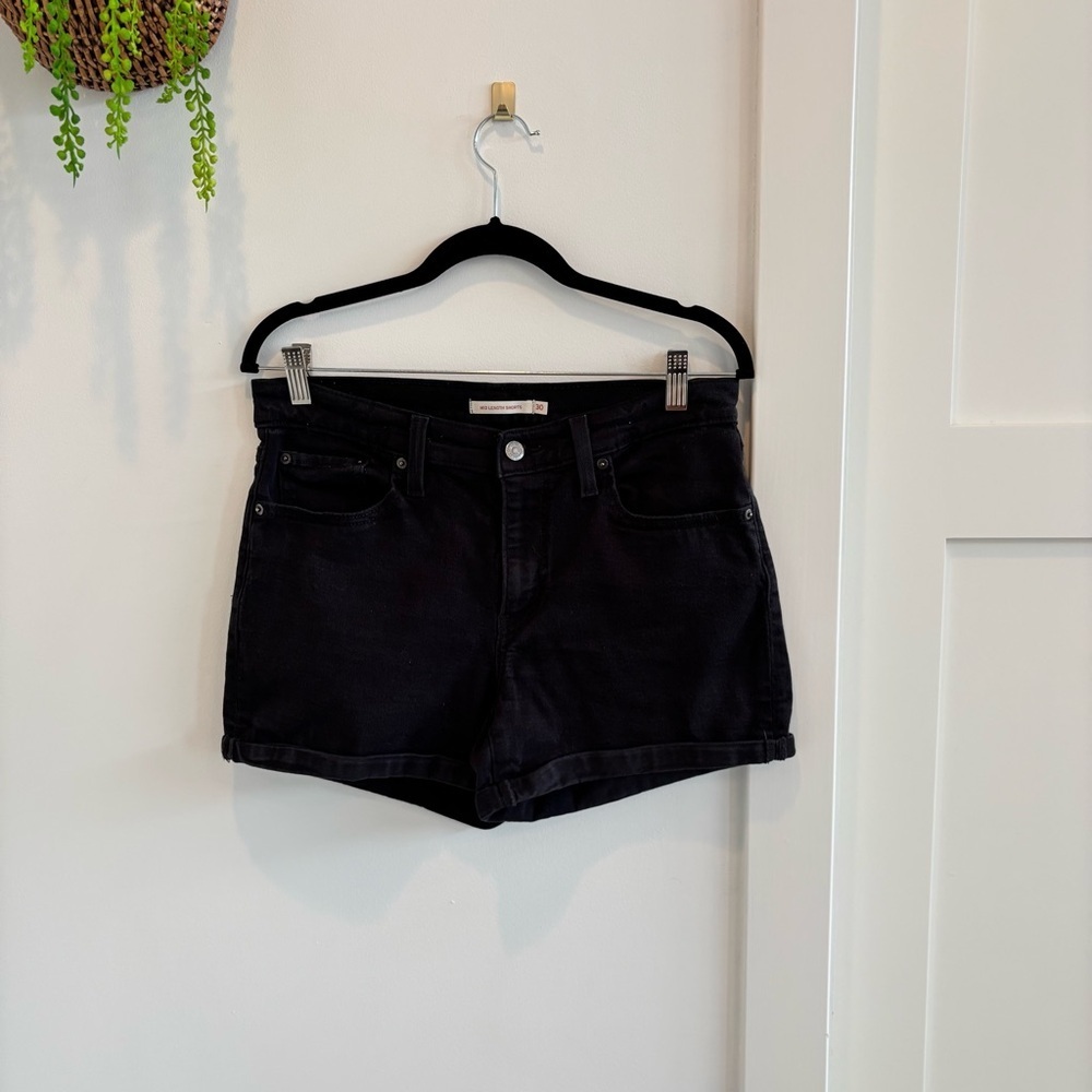 Levi's Mid Length Shorts Women's Black Denim Cuffed Hem Size 30 4" inseam